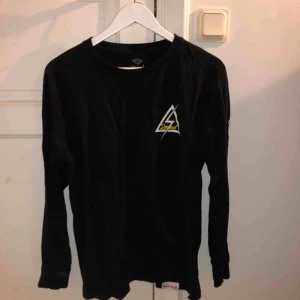  - Long-sleeve från Diamond i bra skick! Köpt i San Francisco i original butik. Köpare står för frakt, kan mötas i Nacka eller ev annan plats🙏🤠