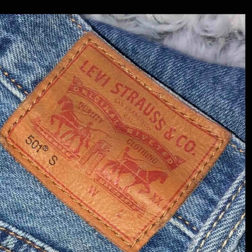 Snygga basic jeans från levi’s som knappt är använda någonting då de tyvärr inte passar mig längre. Hör av dig vid frågor🌟🌟Passar en lite smalare person!☺️. Jeans & Byxor.