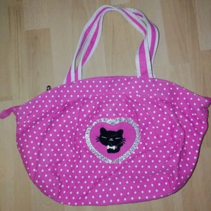  -  Säljes en gullig väska i bra skick, använt 1 gång!!!