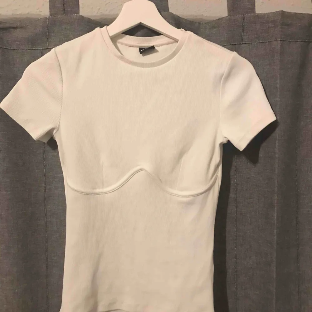 Jättefin slutsåld t-shirt från Gina Tricot, sparsamt använd :) (pris + frakt!) . T-shirts.