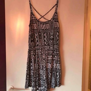  - Jumpsuit aldrig använd. Ej stretchig. Betala gärna med swish. Samfraktar om du vill köpa någon annan vara. 35 kr frakt.