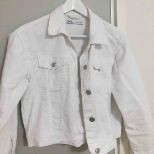  - Vit jeansjacka från zara  Frakt 40kr