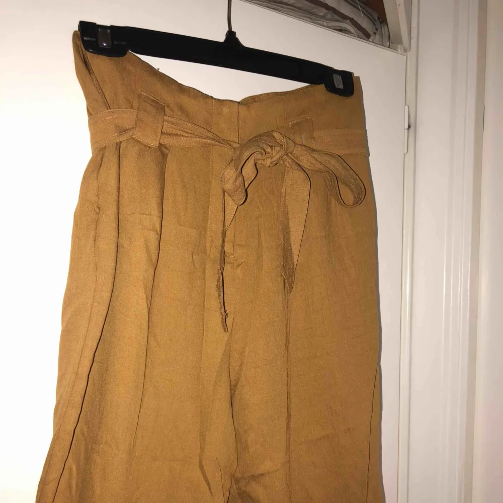 Gul bruna byxor från Temt köpta i Australien i storlek 36. Aldrig använda. Jeans & Byxor.
