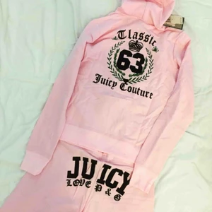  - Ljusrosa Juicy couture mjukisdress i storlek M(små i storlekarna), aldrig använd med prislappar kvar. Nypris 2200