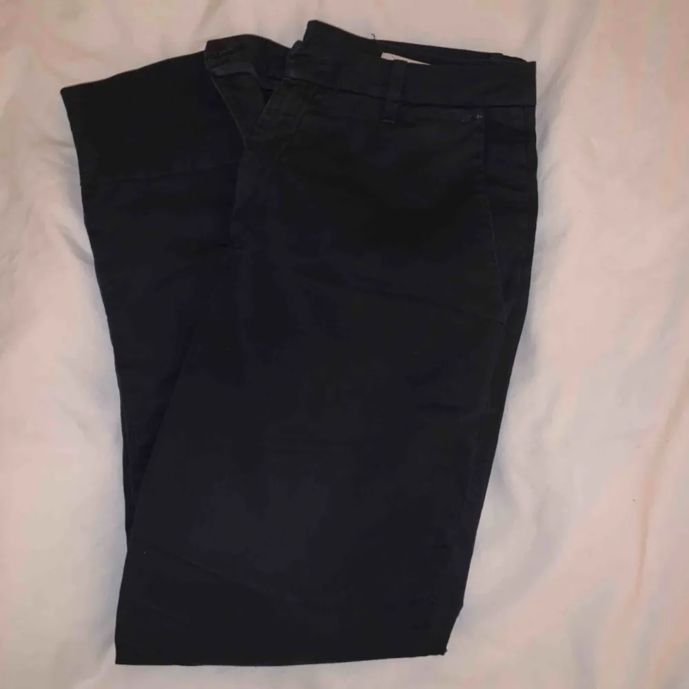 Svarta/asfalts färgade kostymbyxor från HOPE. Säljes pga för stora.. Jeans & Byxor.