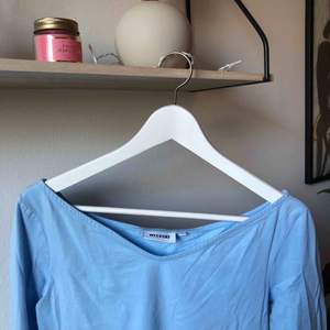 Ljusblå långärmad tröja från Weekday med bred urringning. Nästintill aldrig använd. Frakt tillkommer <3
