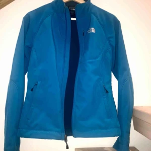 Blå NorthFace Jacka - Blå Northfacejacka. Knappt använd så i nytt skick!
