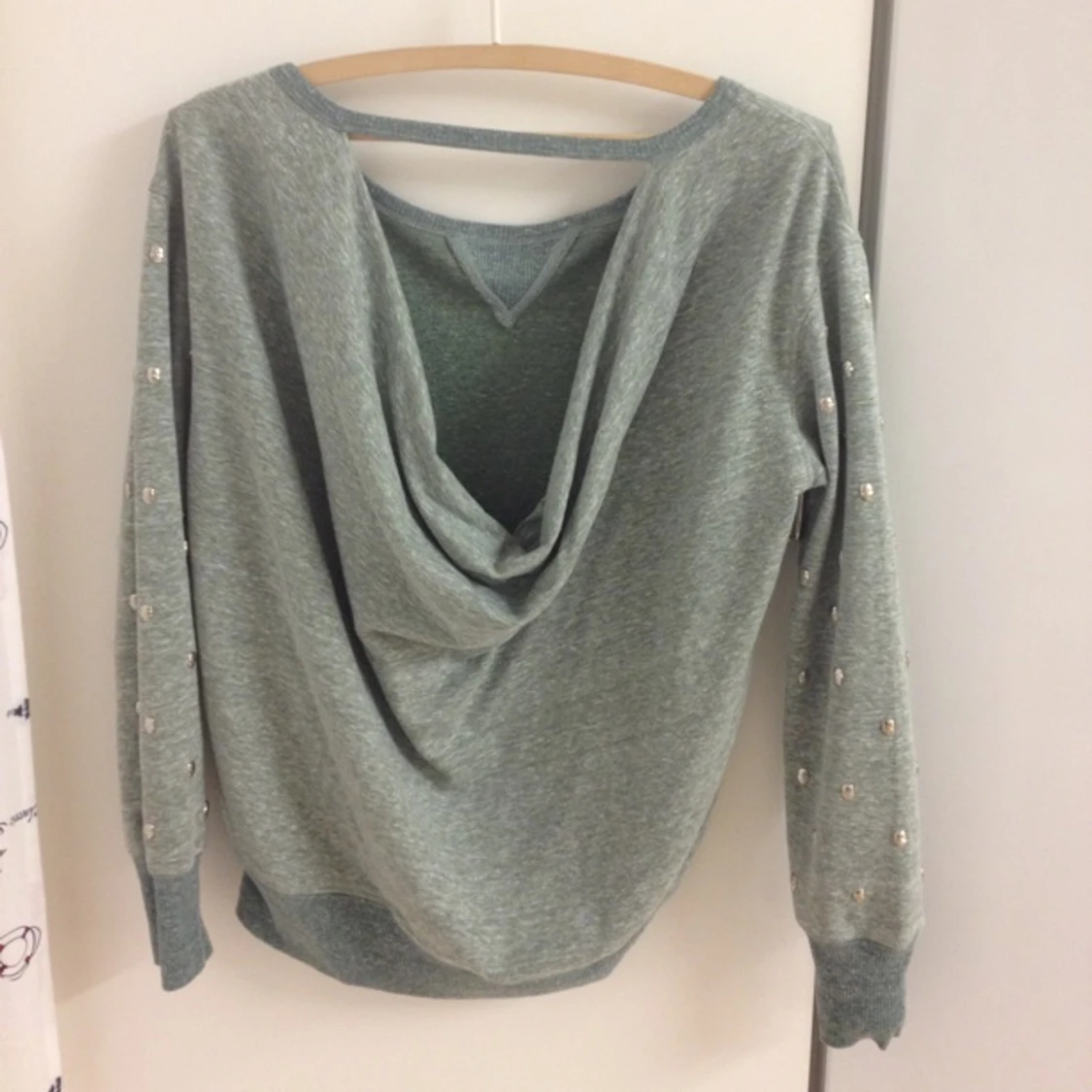 Härlig grön tröja med öppen rygg och dödskallar i silver som smyckar armarna.  - 1425923749