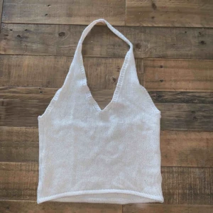  - Snygg kort topp med öppen övre rygg, knappt använd. Frakt tillkommer!