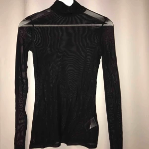  - En superfin fest topp, man kan ha en fin bh under! Oanvänd och skönt material 