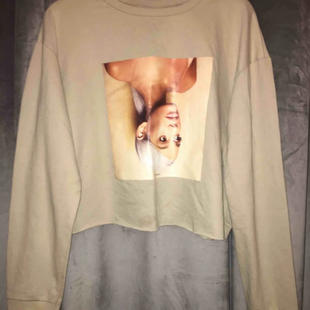 Beige Ariana Grade cropped-sweatshirt. Frakt 60kr. Köpt för 150. Använd ca 3ggr.. Hoodies.