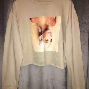 Beige Ariana Grade cropped-sweatshirt. Frakt 60kr. Köpt för 150. Använd ca 3ggr.