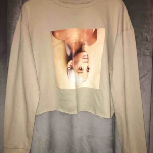  - Beige Ariana Grade cropped-sweatshirt. Frakt 60kr. Köpt för 150. Använd ca 3ggr.