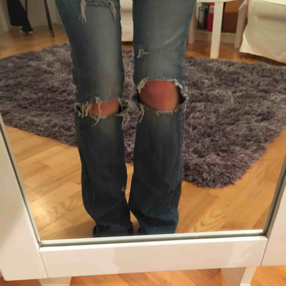 Finaste jeansen någonsin! Kommer tyvärr inte till användning tillräckligt ofta, så ny ägare behövs! Är 160-162cm lång. Jeans & Byxor.