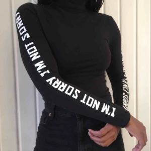  - ”I’M NOT SORRY”, går till midjan m. turtleneck 🤪