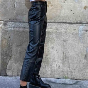  - Ett par jätte fina skinnbyxor som är lite utsvängda men också lite kortare i model.  Köparen står för frakt 💕😊