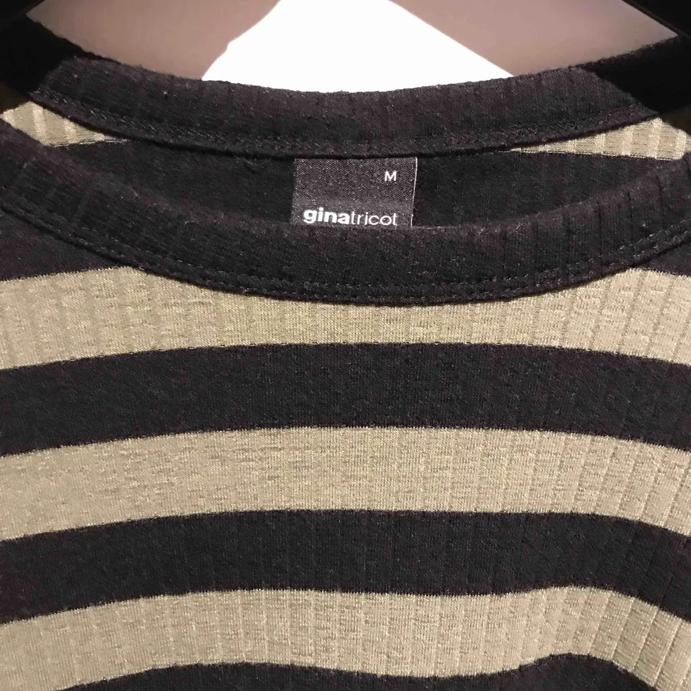 Super snygg randig tröja från Gina tricot. Betalningssätt: Swish Kan både frakta och posta. Tröjor & Koftor.