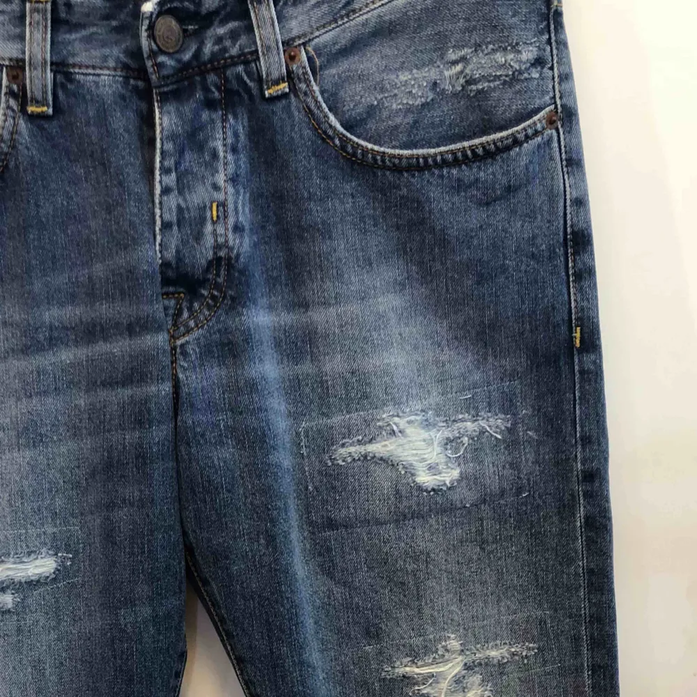 Helt nya jenas, skickas via frakt till hela Sverige. Jeans & Byxor.