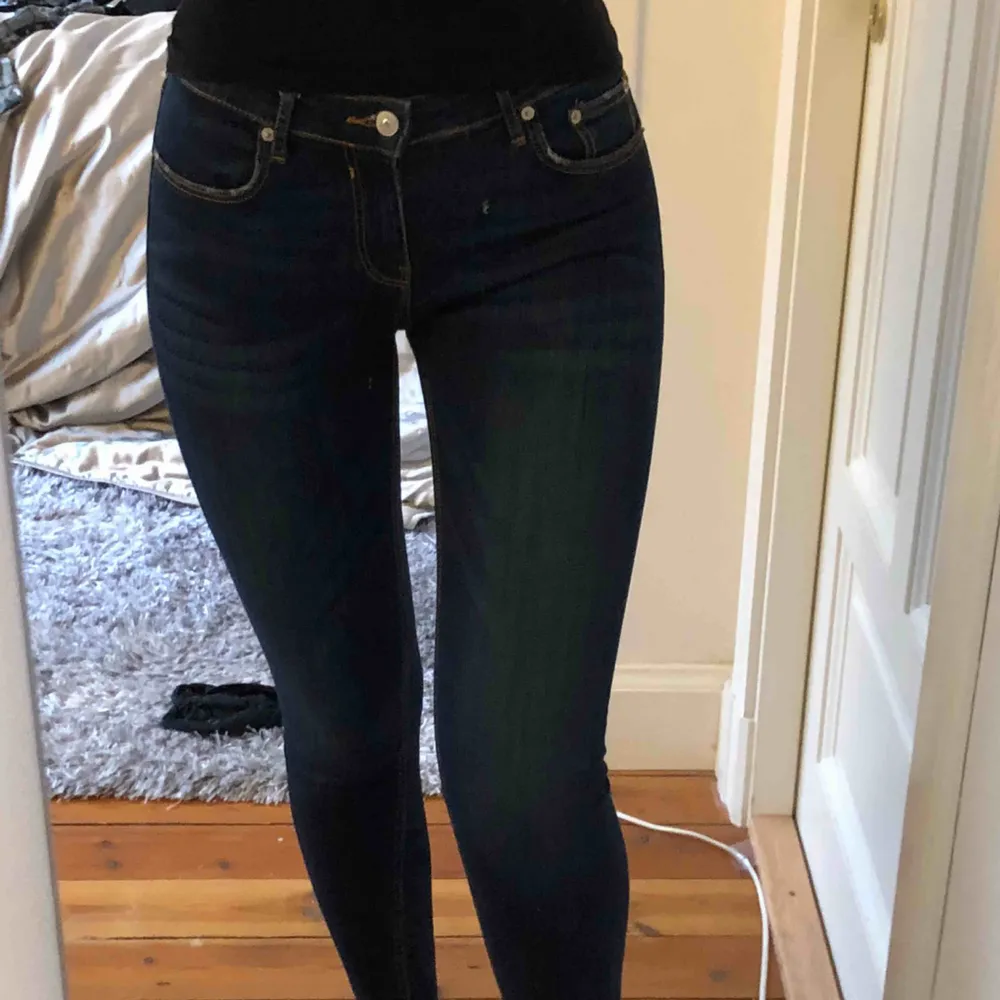 Supersnygga mörkblåa jeans från Zara!! Low-rise med slim fit, använda kanske 3 gånger så dom är i helt nytt skick 😘😘. Jeans & Byxor.