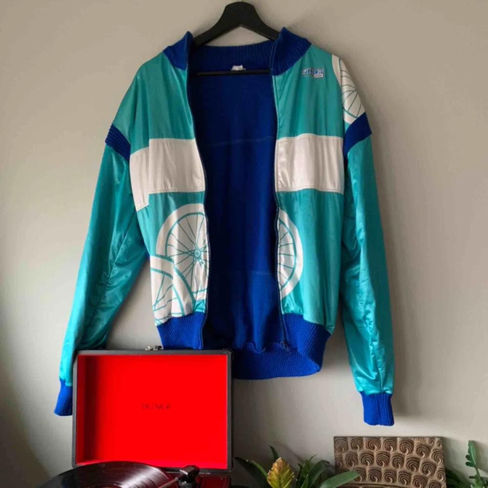 Blå/turkos/vit trackjacket från Napoleone Sport. Köpt begagnad för ett halv år sen, aldrig använd. Passa Small-Medium.  🧤🐟🧤🐟🧤🐟🧤🐟🧤🐟🧤🐟🧤🐟🧤🐟🧤🐟🧤. Tröjor & Koftor.