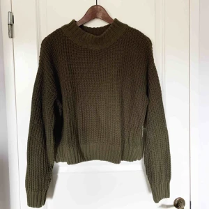  - En militärgrön stickad tröja som har varit en av min absoluta favoriter i garderoben. Passar en storlek S/M. 🍀