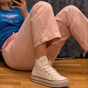  - Ascoola rosa jeans från ASOS! Köpta i stress till en temafest och kom sen aldrig till användning igen pga att dom är för stora för mig. Långa i benen (passar mig som är 180) och högmidjade! Fläckar längst ner. Kan mötas upp i Lund/Malmö eller skickas.