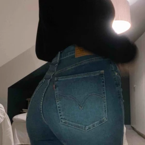  - Supersnygga nästan helt oanvända jeans från Levis i storleken 27. Går att vika upp två gånger och fortfarande vara hellånga och jag är 164cm. Köparen står för frakten :) säljer pga bytt stil och kommer inte till användning