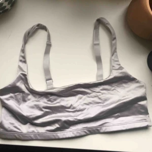  - Tre stycken toppar ifrån weekday, alla är i storlek M. 1 för 40+frakt eller alla för 100+frakt🥰💞😘 