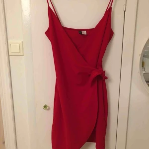  - Snygg klänning som tyvärr aldrig blivit använd❤️ Frakt tillkommer