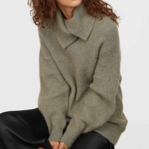  - Helt oanvänd tröja från HM trend i stl S.  Alpacka- och ullblandning, nypris 599kr.  Avhämtning kan ske i Stockholm eller skickar via PostNord. 