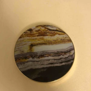  - Ideal of sweden landningsplatta, använd en gång. Samsung laddare medföljer (som måste vara i kopplad i plattan och ellutag/dator för att den ska ladda mobilen) fungerar utmärkt. 