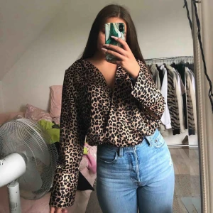  - Köparen står för frakten!! Leo blus från Nakd, använd några gånger men fortfarande bra skick, storlek 34 men passar 36, har slitt i ärmarna 