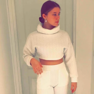  - Säljer ett vitt stickat set vet inte vart det kommer ifrån tyvärr. Bekvämt och sitter bra på, kan tänka mig att sälja dom var för sig för 100 kr styck. Setet är i medium men passar mig som är en s Köparen står för frakten 