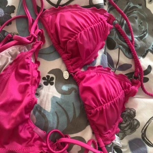  - Frakten ingår i priset!!  Strl 36 i underdelen, 38 i överdelen men jag själv skulle säga att överdelen kan passa en 36 också!  Överdelen passar en 36/38 beroende på hur man vill att den ska sitta. Använd 1     gång. Kan skicka hur den sitter på privat!❗️