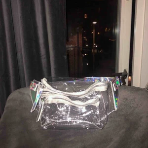  Genomskinlig midjeväska  - En genomskinlig midjeväska som passar perfekt på festival eller andra festligheter Aldrig använd  Köpt för 399k 