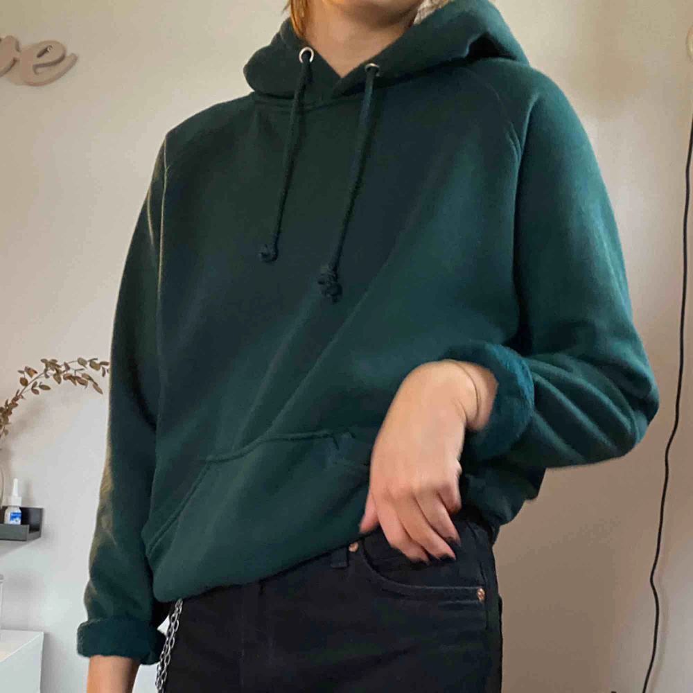 mörk grön hoodie från bikbok modell | Plick Second Hand