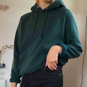 mörk grön hoodie från bikbok modell: omega storlek: xs frakt: 50 kr endast swish (lite nopprig)
