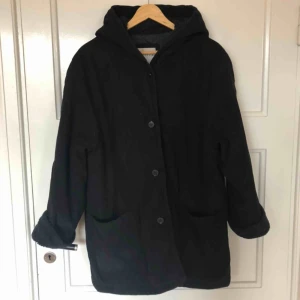  - Svart jacka med teddydetaljer   Upphämtning i Skanstull alternativt frakt på 63kr 