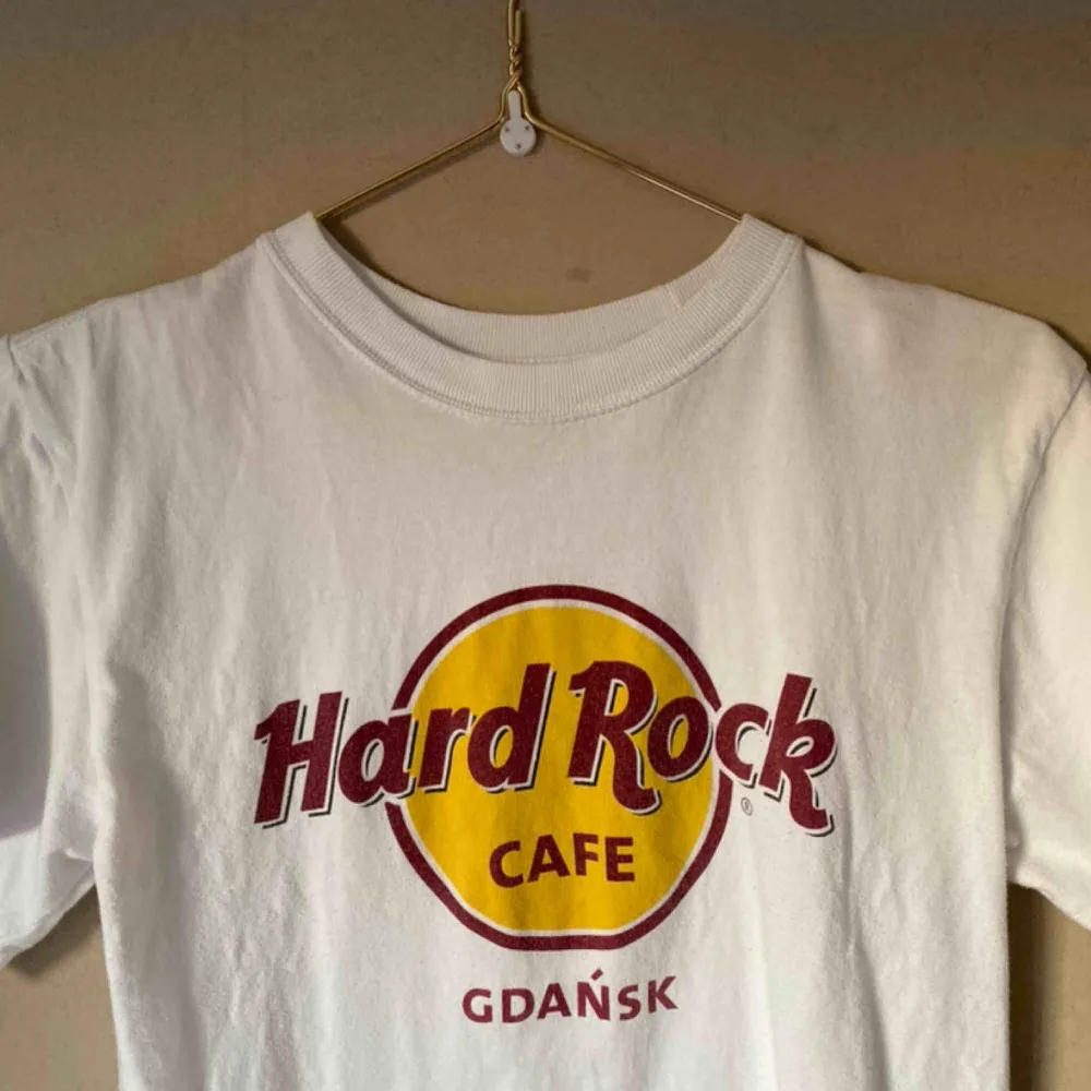Tisha köpt på Hard Rock Café i Gdansk🤘 Rätt flitigt använd men inga skavanker🌟 Frakt tillkommer😌. T-shirts.