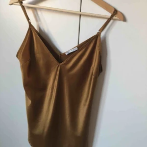  - Helt oanvänt satinlinne från Zara, köpt våren 2019. 