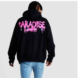  - Snygg oanvänd hoodie ifrån mansavdelningen med snygga tyck. Det är en s men sitter på mig oversized. Köptes för 450kr säljs för 250kr+ 79kr frakt