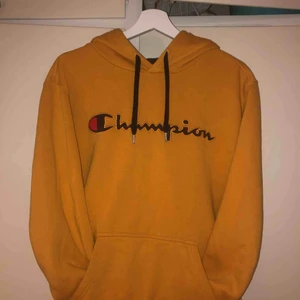  - En gul/orange jätte fin champion hoodie, nypris var 500 kr och den är nästan oanvänd den har inga slitningar eller missfärgningar. Säljer pga att jag inte använder den så mycket :)