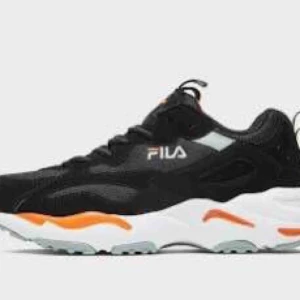  - Fila ray tracer chunkie sneakers  storlek 39(som en 38:a) Nya. Säljes pga fel storlek.