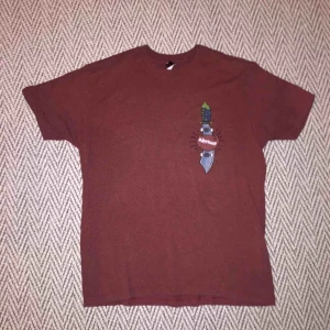 Tisha från Almost - T-shirt från almost skateboards men motiv på bröstet Lite urtvättad Inköpt på skateout i Örebro  Kan skickas om köparen betalar frakten