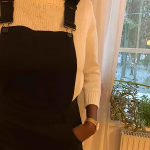 Svart jeans dress från cheap monday. Kan skicka fler bilder vid förfrågan. Använd fåtal gånger. Köparen står för frakt😊 (Säljer även den vita stickade tröjan, du hittar den i min profil). 