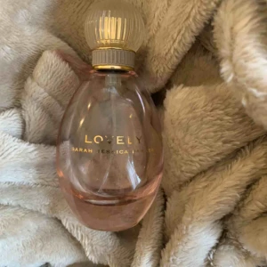  - Jessica Parker parfym. 25% kvar. Luktar sååå gott. 