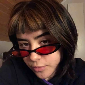  - Snygga röda solglasögon! Frakt tillkommer😗