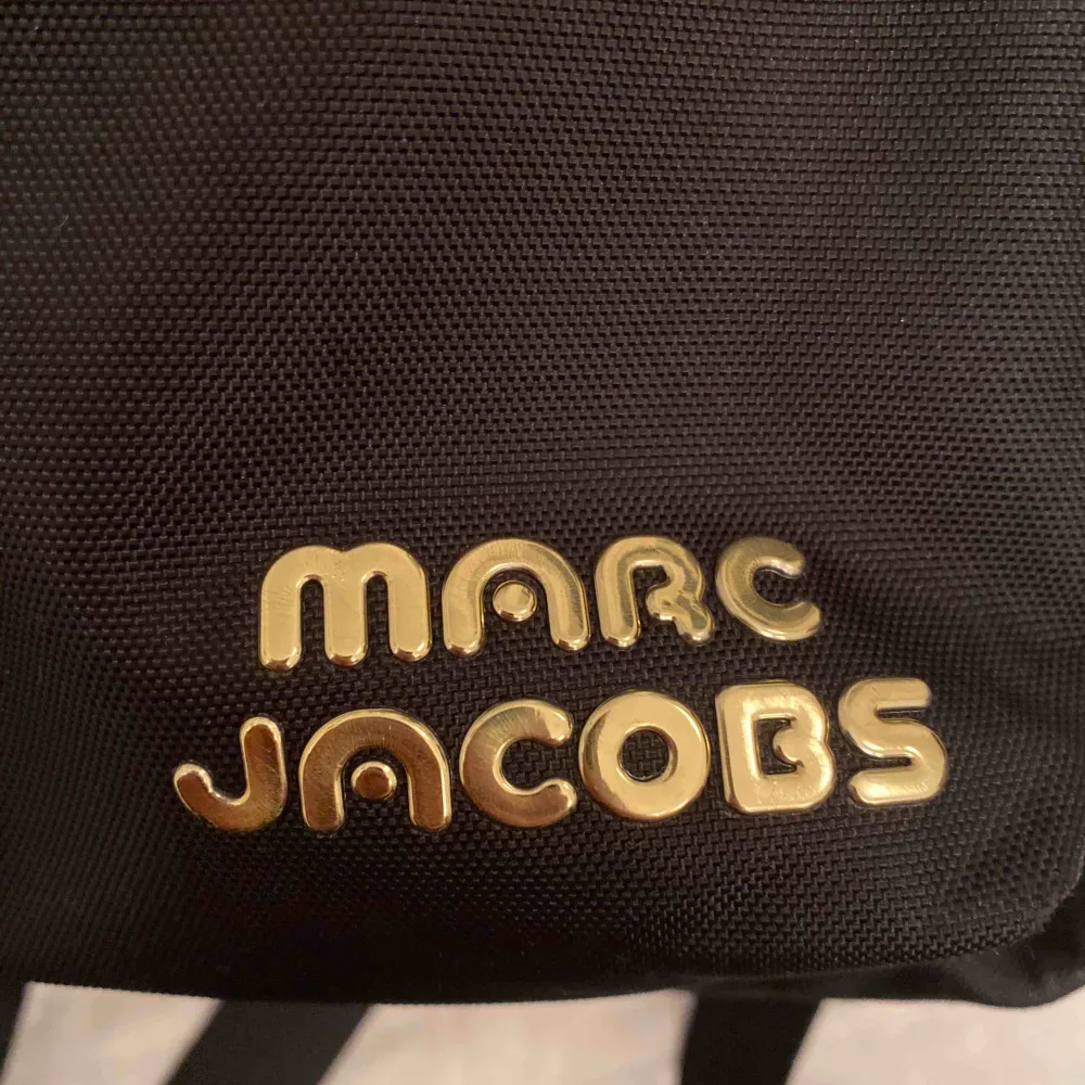 Super fin Marc Jacobs väska, säljer för 800 och är osäker på hur mkt jag köpte den för men runt 2000 tror jag, använd fåtal ggr men fortfarande bra skick💞 säljs pga gillar inte ryggsäckar❤️. Väskor.