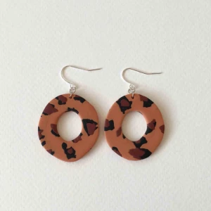  - Handgjorda örhängen i lera, går bra att få både med guldiga eller silvriga detaljer. •nickelfria •frakt 11kr •insta💚@dorisclaydesign