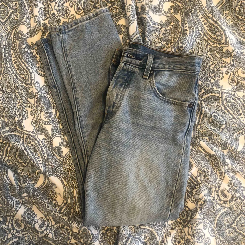 Blåa Levis 501 jeans köpta i våras men säljer för att dem tyvärr har blivit för små. Nypris 1200kr. Frakten ingår ej i priset.. Jeans & Byxor.